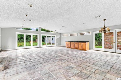 Spacious 3-bedroom, 2-bath home featuring fresh interior paint - photo 5