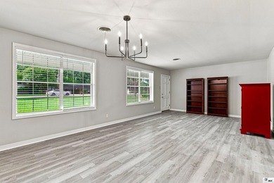 Spacious 3-bedroom, 2-bath home featuring fresh interior paint - photo 7