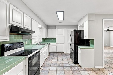 Spacious 3-bedroom, 2-bath home featuring fresh interior paint - photo 9