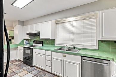 Spacious 3-bedroom, 2-bath home featuring fresh interior paint - photo 10