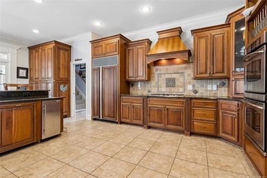 Experience luxury waterfront living in this stunning oasis - photo 11