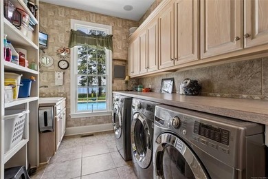 Experience luxury waterfront living in this stunning oasis - photo 15