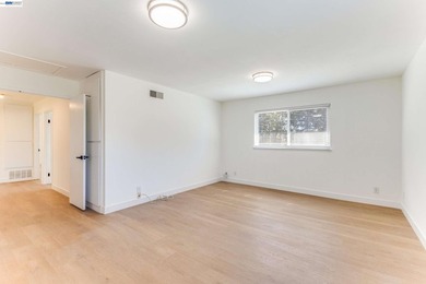 Welcome to this spacious and inviting 4-bedroom, 2.5-bathroom - photo 24