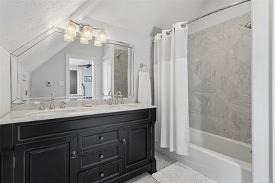 Experience luxury waterfront living in this stunning oasis - photo 38