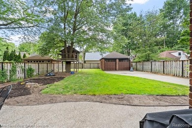 Welcome home to this timeless brick Tudor in the heart of Grosse - photo 24