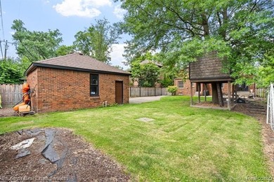 Welcome home to this timeless brick Tudor in the heart of Grosse - photo 25