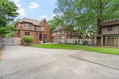 Welcome home to this timeless brick Tudor in the heart of Grosse - photo 27