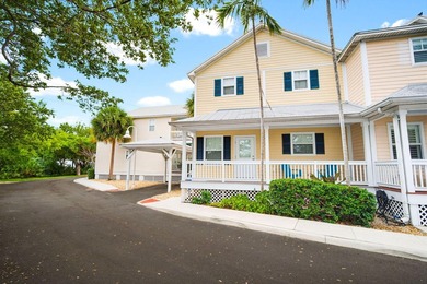 Stunning 3 bed, 3 bath town home overlooking the pool with - photo 3