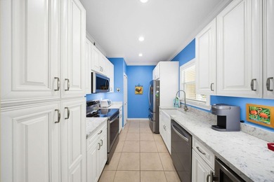Stunning 3 bed, 3 bath town home overlooking the pool with - photo 6