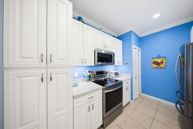 Stunning 3 bed, 3 bath town home overlooking the pool with - photo 8