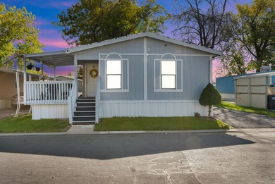 Welcome to this beautifully maintained mobile home in the heart - photo 2