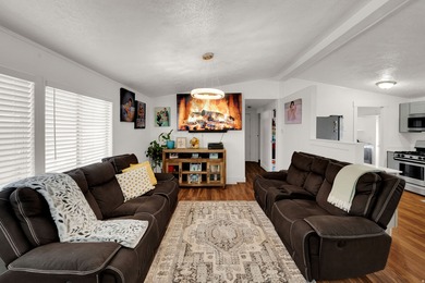 Welcome to this beautifully maintained mobile home in the heart - photo 3