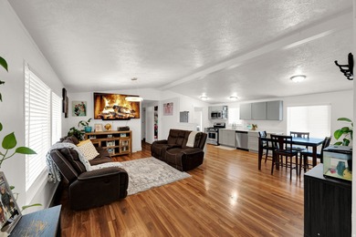 Welcome to this beautifully maintained mobile home in the heart - photo 4