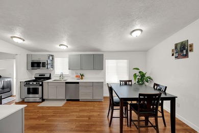 Welcome to this beautifully maintained mobile home in the heart - photo 5