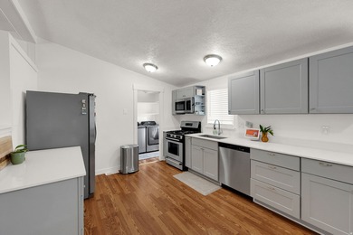 Welcome to this beautifully maintained mobile home in the heart - photo 6