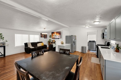 Welcome to this beautifully maintained mobile home in the heart - photo 8