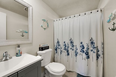 Welcome to this beautifully maintained mobile home in the heart - photo 9