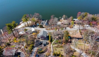 Welcome to your perfect lakeside escape! Nestled in the heart of - photo 3
