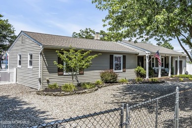 Welcome to this charming three/four bedroom, one-bath home - photo 3