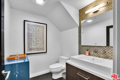 Move-in ready and fully-furnished townhome is well maintained - photo 11