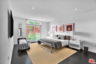 Move-in ready and fully-furnished townhome is well maintained - photo 12