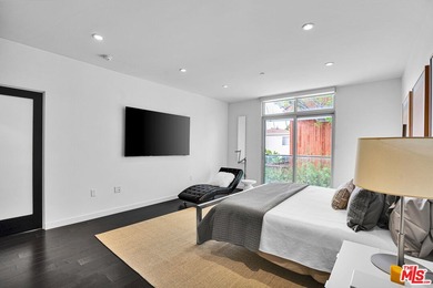Move-in ready and fully-furnished townhome is well maintained - photo 14