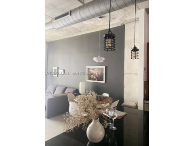 Trendy 1/1 loft-style condo w/11' ceilings! Partial NE bay views - photo 4