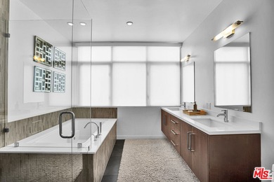 Move-in ready and fully-furnished townhome is well maintained - photo 16
