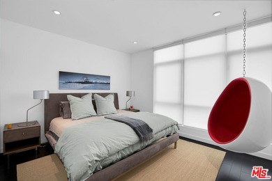 Move-in ready and fully-furnished townhome is well maintained - photo 17
