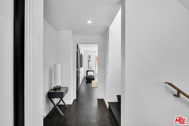 Move-in ready and fully-furnished townhome is well maintained - photo 19