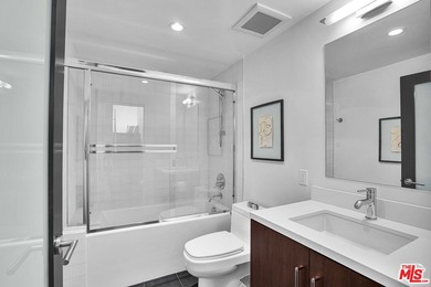 Move-in ready and fully-furnished townhome is well maintained - photo 20
