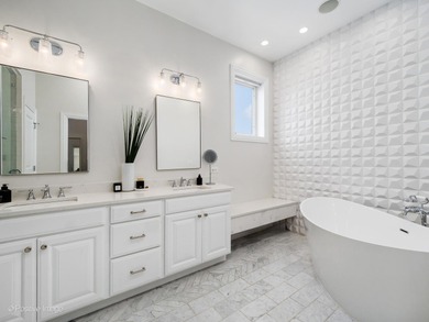 Luxury Penthouse Living in the Heart of Lincoln Park! Welcome to