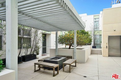 Move-in ready and fully-furnished townhome is well maintained - photo 28