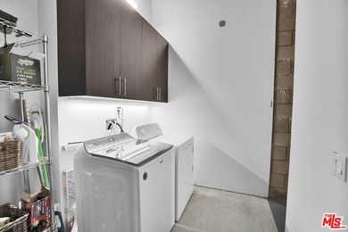 Move-in ready and fully-furnished townhome is well maintained - photo 29