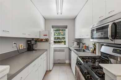 Pet-Friendly Corner Unit with Indoor Garage Parking - Just a - photo 9