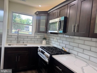 Move right into this beautifully updated 2-bedroom, 1.5-bath - photo 6
