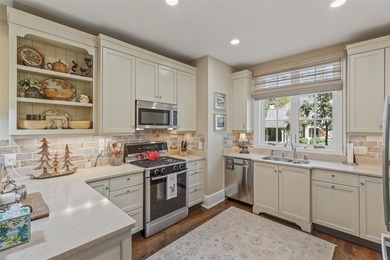 In-town living within strolling distance to the boutiques, fine - photo 15