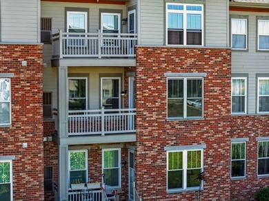 Motivated Seller. 1 Bedroom + Den. Enjoy easy, low-maintenance - photo 3