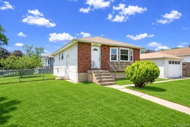 Welcome to your bright and inviting 3-bedroom, 2-bath ranch - photo 2