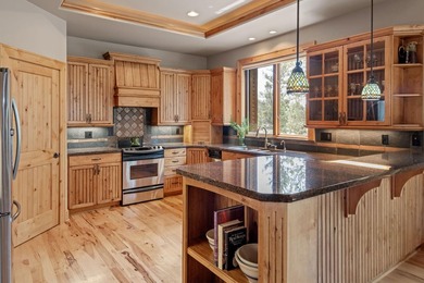 Located on the golf course, with mountain views, this NW lodge - photo 9