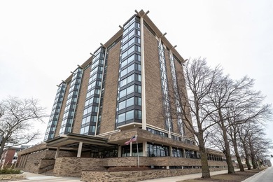 Take in sweeping 9th-floor views and a comfortable, easy-living - photo 24