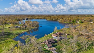 Don't miss this stunning 3-bedroom, 2.5-bath lakeside retreat - photo 5