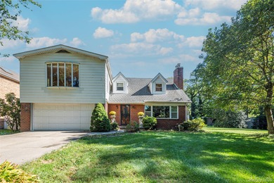 (private lake, pond, coastal) Home Sale Pending in Douglaston New York