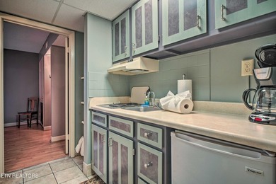 Motivated seller, bring an offer! This contemporary 1-bedroom