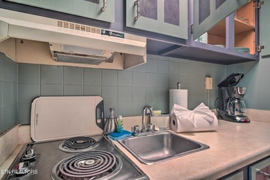 Motivated seller, bring an offer! This contemporary 1-bedroom