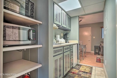 Motivated seller, bring an offer! This contemporary 1-bedroom