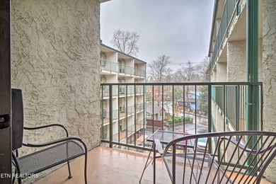 Motivated seller, bring an offer! This contemporary 1-bedroom