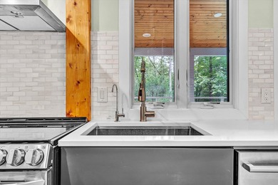 Recently completed lake cottage with lots of charm, screened in - photo 10