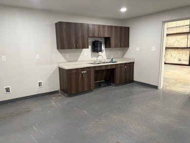 FOR SALE OR LEASE!!! NEED SPACE??? This Office/Warehouse offers - photo 8