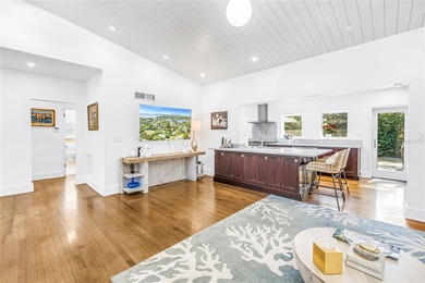 Location, location, location! Authentic Mid-Century Modern gem - photo 15